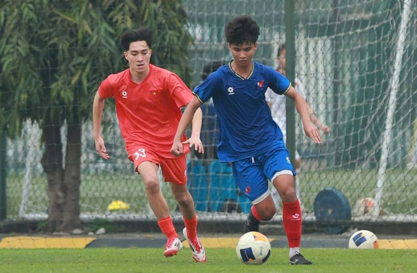 Thomas Mai Veeren (trái) có thể hình hạn chế