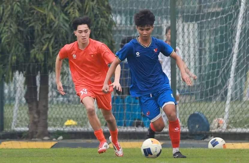 Thomas Mai Veeren (trái) trong màu áo U17 Việt Nam chiều 5-3 (Ảnh: VFF)