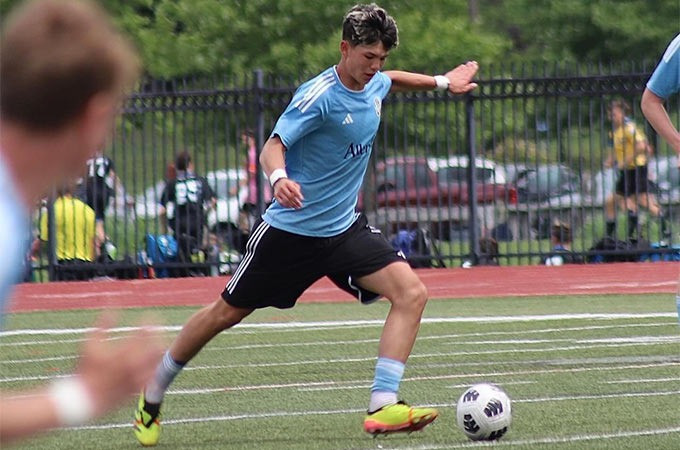 Zan Nguyễn trong màu áo đội bóng Trường trung học Medomak Valley