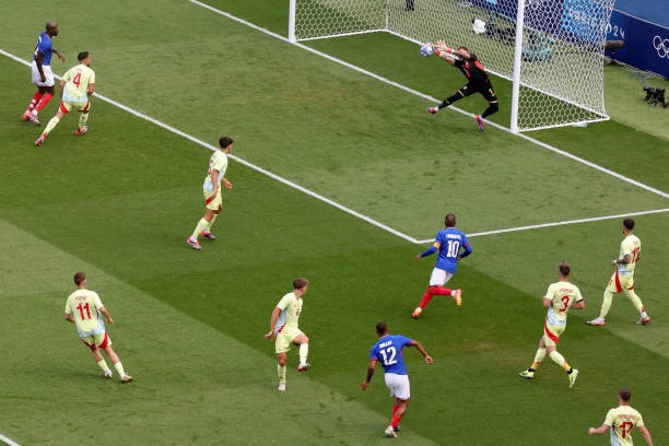 Pháp vươn lên dẫn trước từ rất sớm