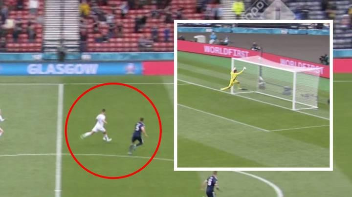 Siêu phẩm lốp bóng từ giữa sân của Patrick Schick