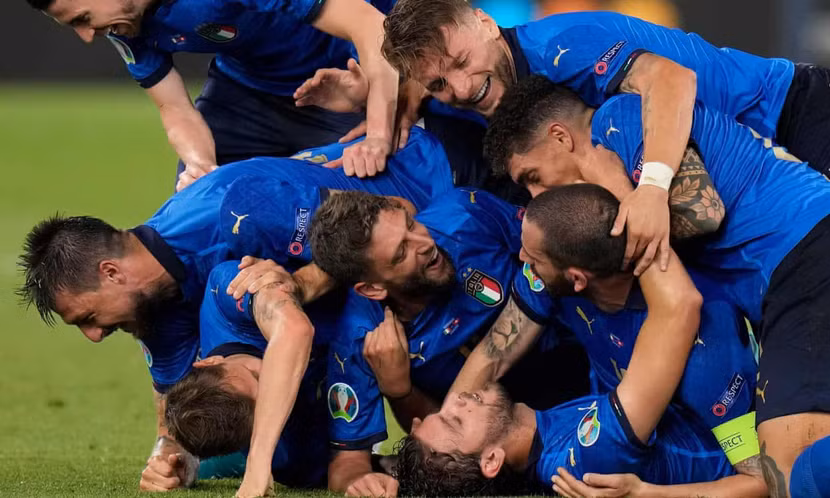 Italia trở thành đội bóng đầu tiên đoạt vé đi tiếp