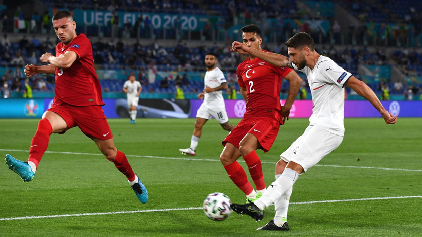 Thổ Nhĩ Kỳ (áo đỏ) phòng ngự kín kẽ trong hiệp 1 Thổ Nhĩ Kỳ (áo đỏ) phòng ngự kín kẽ trong hiệp 1