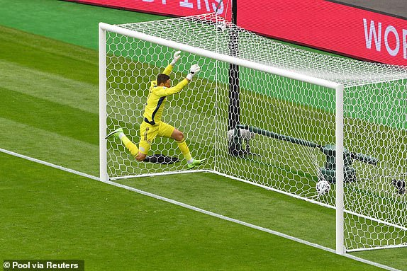 Thủ môn Marshall không thể cản phá