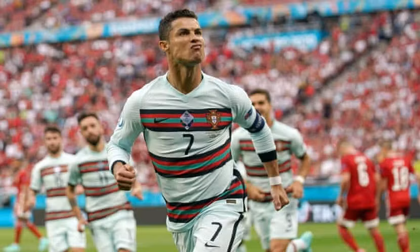 Ronaldo tiếp tục viết nên những kỷ lục vô tiền khoáng hậu Ronaldo tiếp tục viết nên những kỷ lục vô tiền khoáng hậu