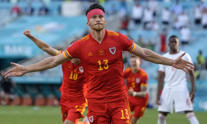 ... nhưng Moore kịp gỡ lại 1 điểm cho Xứ Wales