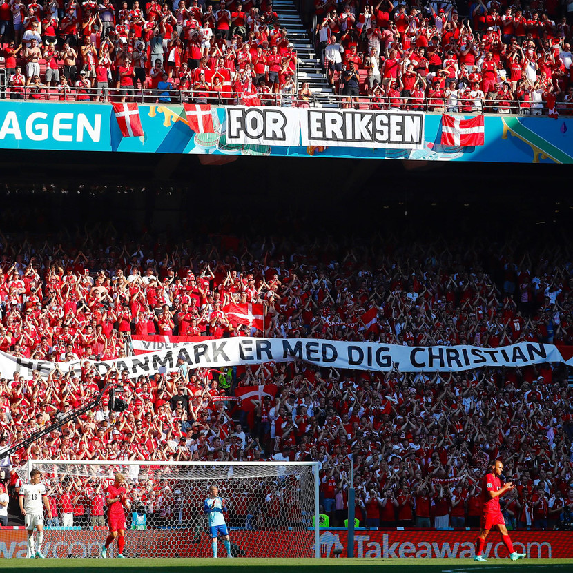 Các CĐV gửi những tràng pháo tay đến Eriksen, một hành động rất nhân văn Các CĐV gửi những tràng pháo tay đến Eriksen, một hành động rất nhân văn