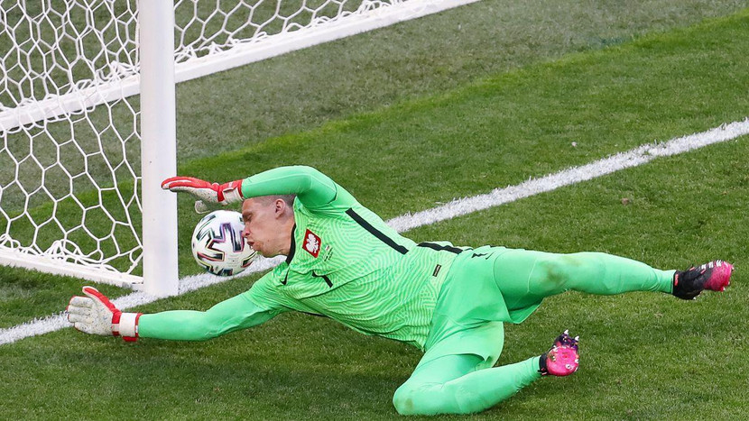 Szczesny trong pha phản lưới nhà tai hại Szczesny trong pha phản lưới nhà tai hại