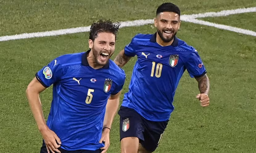 Locatelli (trái) lập cú đúp cho Italia