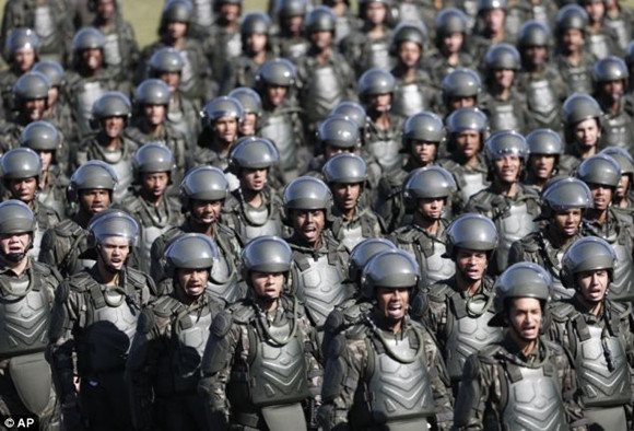 Cảnh sát ở World Cup 2014 trông không khác gì... Robocop ảnh 3