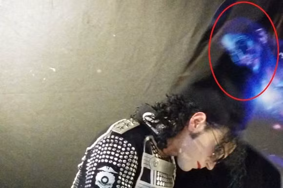 SỐC: Hồn ma Michael Jackson hiện về cạnh người đóng vai mình? ảnh 1