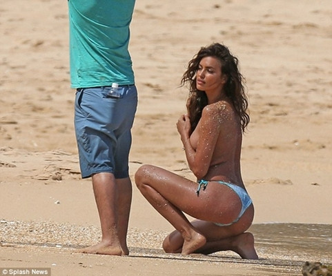 Lộ thêm ảnh bạn gái siêu mẫu của Ronaldo ngực trần bên trai lạ ảnh 3