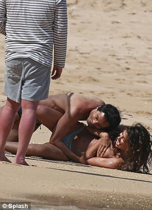 Lộ thêm ảnh bạn gái siêu mẫu của Ronaldo ngực trần bên trai lạ ảnh 9