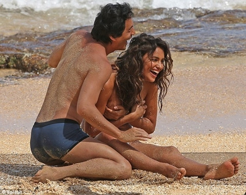 Lộ thêm ảnh bạn gái siêu mẫu của Ronaldo ngực trần bên trai lạ ảnh 7