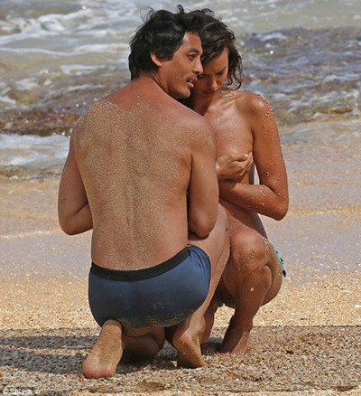 Lộ thêm ảnh bạn gái siêu mẫu của Ronaldo ngực trần bên trai lạ ảnh 10