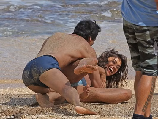 Lộ thêm ảnh bạn gái siêu mẫu của Ronaldo ngực trần bên trai lạ ảnh 6
