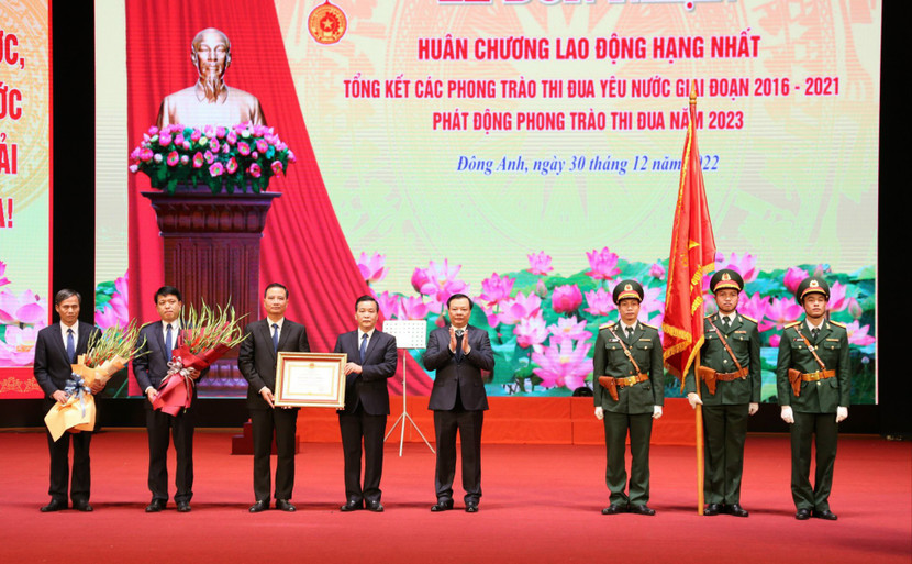 Thừa ủy quyền của Chủ tịch nước, Bí thư Thành ủy Hà Nội Đinh Tiến Dũng trao tặng đảng bộ, chính quyền và nhân dân huyện Đông Anh Huân chương lao động hạng Nhất