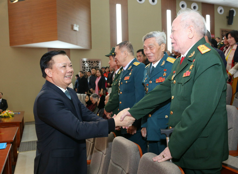 Bí thư Thành ủy Hà Nội Đinh Tiến Dũng chúc mừng các cựu chiến binh huyện Đông Anh