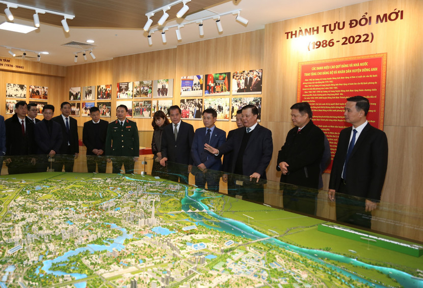 Bí thư Thành ủy Hà Nội Đinh Tiến Dũng cùng các đại biểu tham quan truyền thống lịch sử của huyện Đông Anh