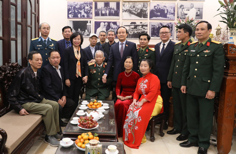 Chủ tịch HĐND TP Nguyễn Ngọc Tuấn đến thăm hỏi Trung tướng Nguyễn Xuân Mậu, nguyên Chính ủy Quân chủng Phòng không