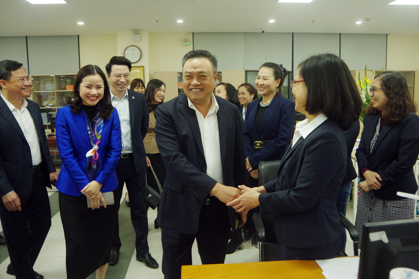 Chủ tịch UBND TP Trần Sỹ Thanh chia vui cùng cán bộ Kho bạc Nhà nước TP Hà Nội