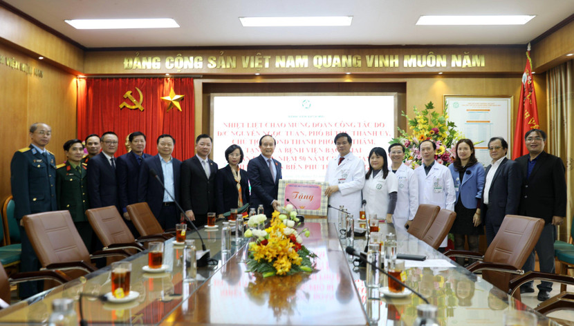 Chủ tịch HĐND TP Hà Nội Nguyễn Ngọc Tuấn đến thăm, tặng quà tập thể cán bộ, y bác sĩ Bệnh viện Bạch Mai.