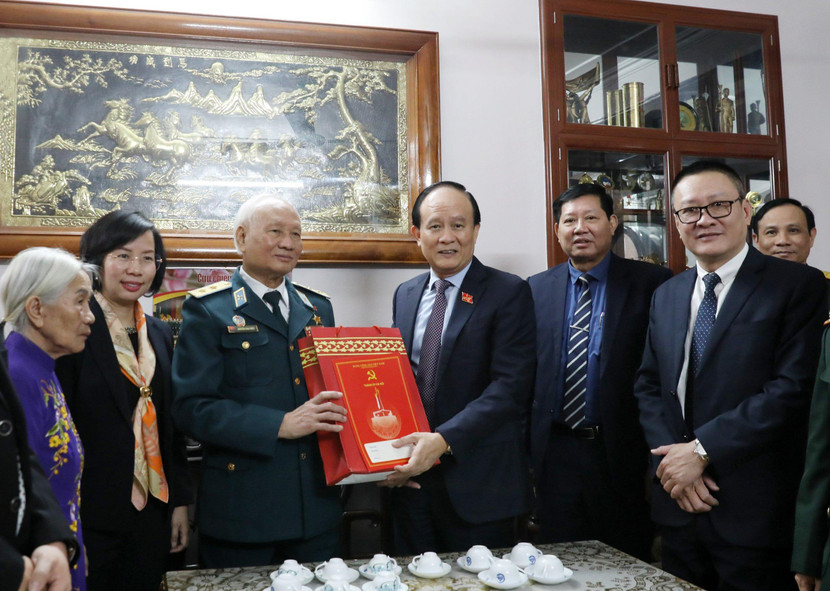 Chủ tịch HĐND TP Nguyễn Ngọc Tuấn đến thăm Trung tướng Nguyễn Văn Phiệt, Anh hùng lực lượng vũ trang nhân dân, nguyên Phó Tư lệnh về Chính trị Quân chủng phòng không