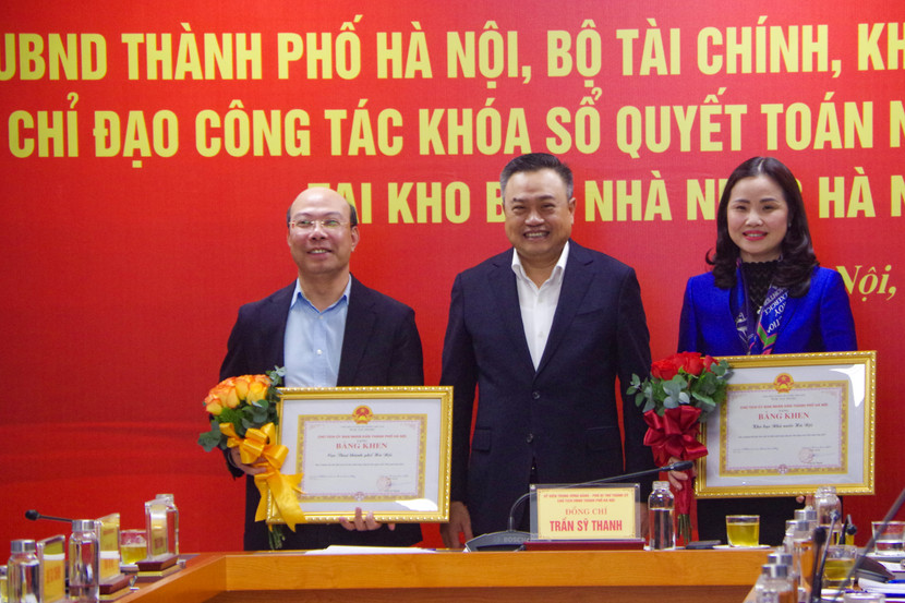 Chủ tịch UBND TP Trần Sỹ Thanh tặng bằng khen đột xuất cho Cục Thuế và Kho bạc Nhà nước TP Hà Nội