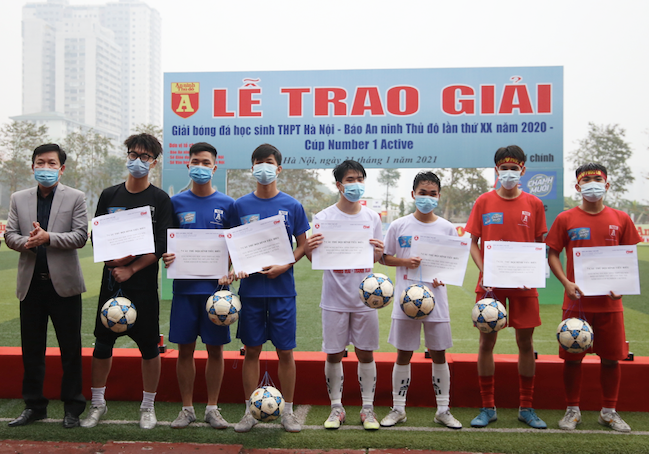 Ông Mai Thế Hưng - Giám đốc đối ngoại Công ty CP Động Lực trao giải cho Đội hình tiêu biểu