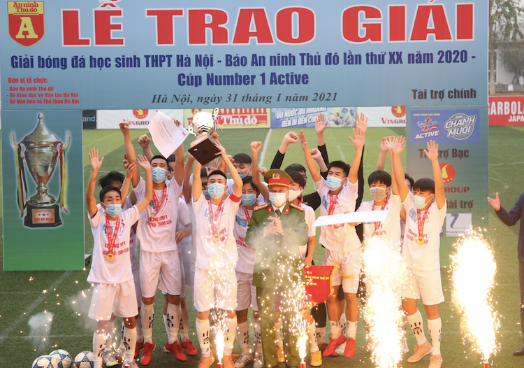 Đại tá Trần Ngọc Dương - Phó Giám đốc CATP Hà Nội trao cúp vô địch cho các cầu thủ THPT Hoàng Mai