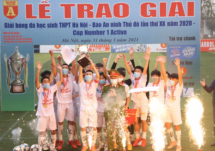 Đại tá Trần Ngọc Dương - Phó Giám đốc CATP Hà Nội trao cúp vô địch cho các cầu thủ THPT Hoàng Mai