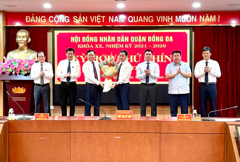 Lãnh đạo quận Đống Đa tặng hoa chúc mừng ông Nguyễn Thanh Tùng. Lãnh đạo quận Đống Đa tặng hoa chúc mừng ông Nguyễn Thanh Tùng.