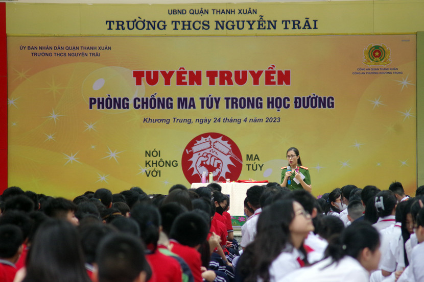 Sáng 24-4, Công an quận Thanh Xuân (Hà Nội) phối hợp cùng CAP Khương Trung và trường THCS Nguyễn Trãi tổ chức chương trình truyên truyền phòng chống tác hại ma tuý trong nhà trường.