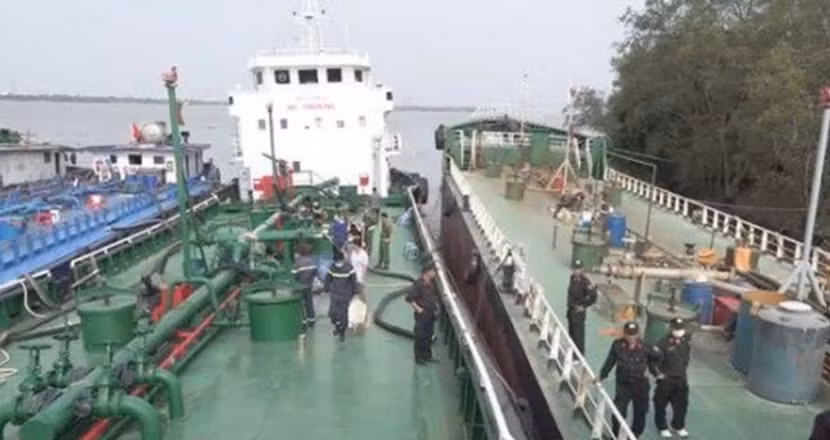 Hình ảnh bắt quả tang các đối tượng đang vận chuyển, bơm hút xăng nhập lậu Hình ảnh bắt quả tang các đối tượng đang vận chuyển, bơm hút xăng nhập lậu