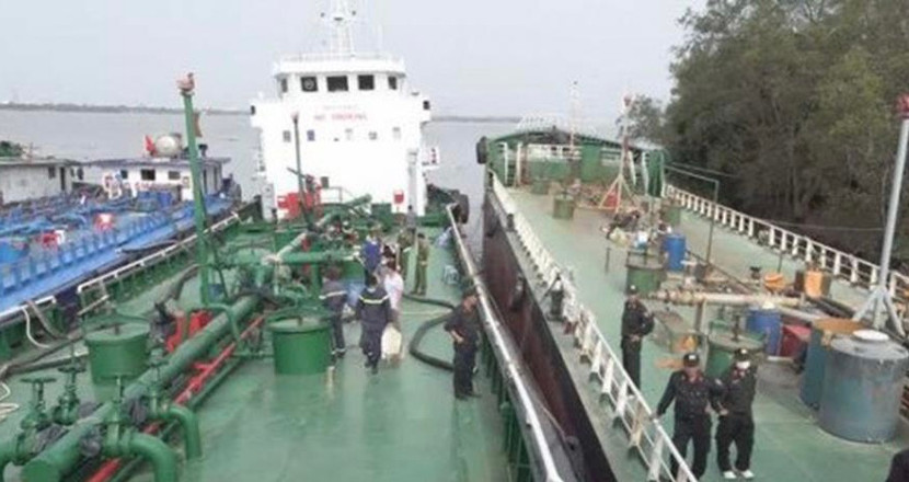 Hình ảnh bắt quả tang các đối tượng đang vận chuyển, bơm hút xăng nhập lậu Hình ảnh bắt quả tang các đối tượng đang vận chuyển, bơm hút xăng nhập lậu