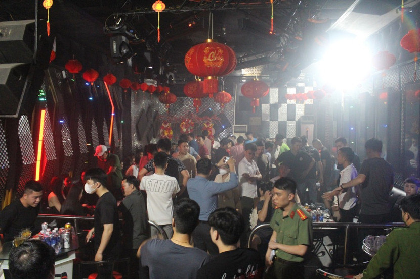 Quán bar Angel Club bị lực lượng Công an kiểm tra bất ngờ Quán bar Angel Club bị lực lượng Công an kiểm tra bất ngờ