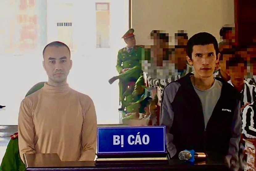 Hai bị cáo tại phiên toà xét xử lưu động Hai bị cáo tại phiên toà xét xử lưu động