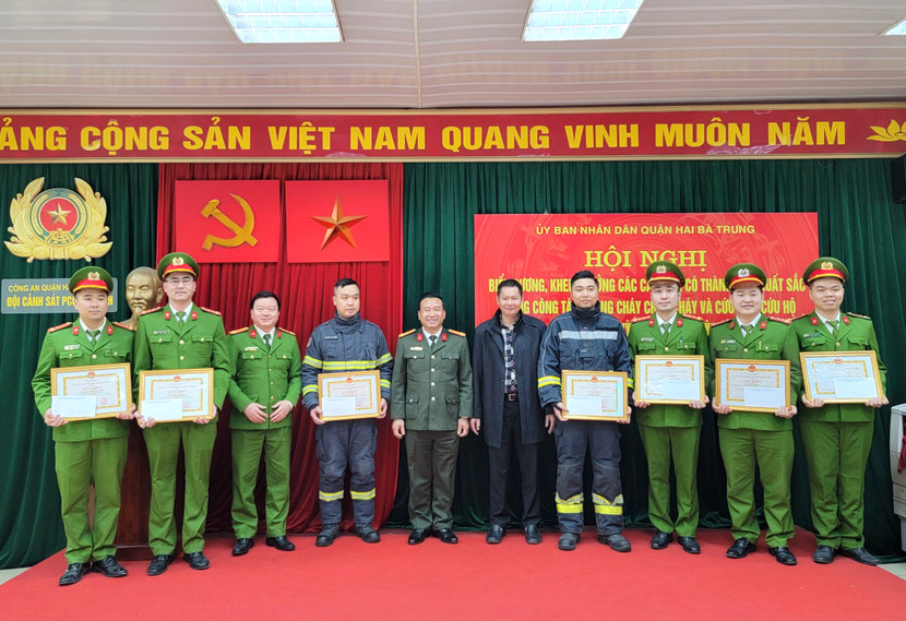 Các chiến sỹ tham gia chữa cháy và cứu hộ thành công 3 người trong đám cháy lúc rạng sáng được biểu dương Các chiến sỹ tham gia chữa cháy và cứu hộ thành công 3 người trong đám cháy lúc rạng sáng được biểu dương