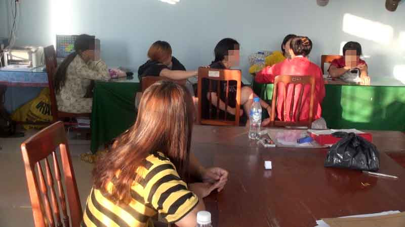 Các nữ nhân viên được giải cứu