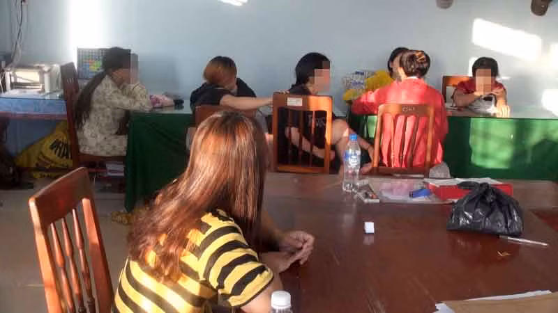 Các nữ nhân viên được giải cứu