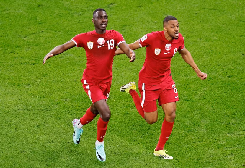 Almoez Ali (trái) ghi bàn quyết định đưa Qatar vào chung kết Asian Cup 2023