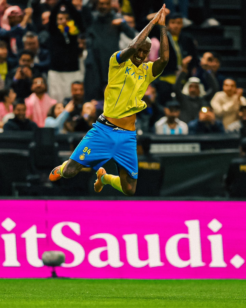 Talisca lập hattrick và ăn mừng như Ronaldo