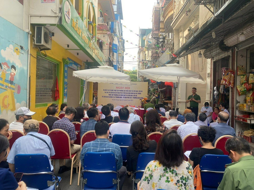 Ngày hội ra mắt và tổ chức thực tập PCCC tại các điểm tổ liên gia an toàn về PCCC trên địa bàn quận Hai Bà Trưng. Ngày hội ra mắt và tổ chức thực tập PCCC tại các điểm tổ liên gia an toàn về PCCC trên địa bàn quận Hai Bà Trưng.