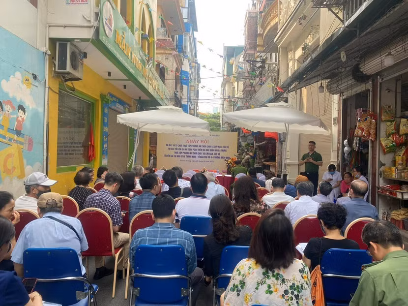 Ngày hội ra mắt và tổ chức thực tập PCCC tại các điểm tổ liên gia an toàn về PCCC trên địa bàn quận Hai Bà Trưng. Ngày hội ra mắt và tổ chức thực tập PCCC tại các điểm tổ liên gia an toàn về PCCC trên địa bàn quận Hai Bà Trưng.