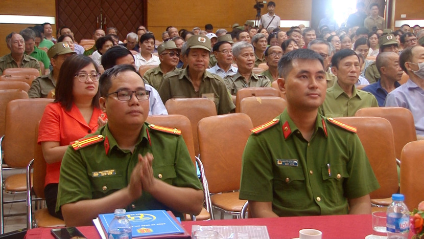 Đại diện các hộ gia đình tham gia "Tổ liên gia an toàn PCCC" trên địa bàn quận Hai Bà Trưng đều tham dự hội nghị tập huấn Đại diện các hộ gia đình tham gia "Tổ liên gia an toàn PCCC" trên địa bàn quận Hai Bà Trưng đều tham dự hội nghị tập huấn
