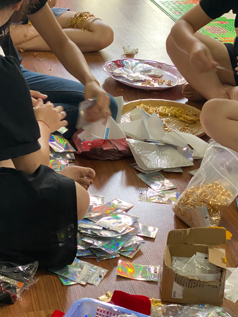 Rất nhiều loại trang sức mỹ ký khác nhau được nhân viên các cơ sở kinh doanh đem ra phân loại, trưng bày. Rất nhiều loại trang sức mỹ ký khác nhau được nhân viên các cơ sở kinh doanh đem ra phân loại, trưng bày.