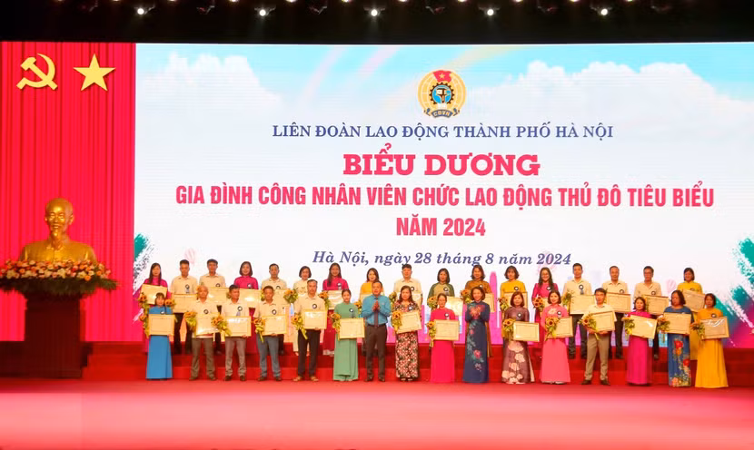 Phó Chủ tịch UBND Thành phố Vũ Thu Hà và Chủ tịch LĐLĐ thành phố Hà Nội Phạm Quang Thanh trao khen thưởng cho các gia đình CNVCLĐ Thủ đô tiêu biểu