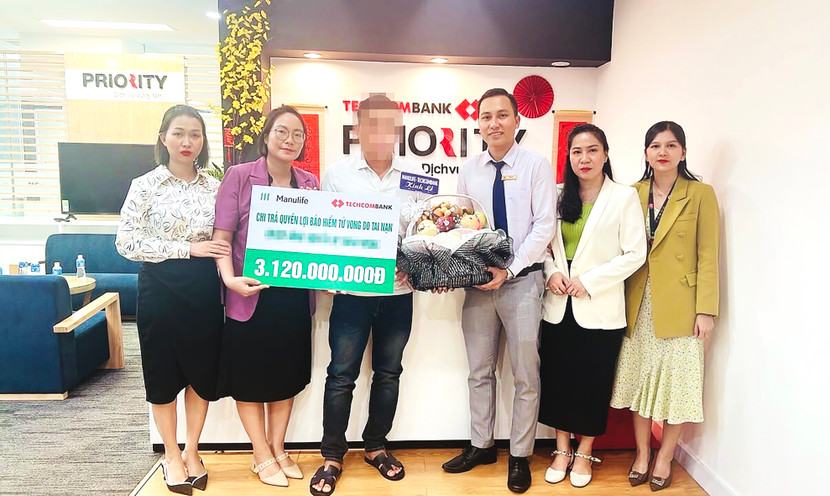 Đại diện gia đình của khách hàng nhận số tiền chi trả quyền lợi bảo hiểm từ Manulife Việt Nam và Techcombank Đại diện gia đình của khách hàng nhận số tiền chi trả quyền lợi bảo hiểm từ Manulife Việt Nam và Techcombank