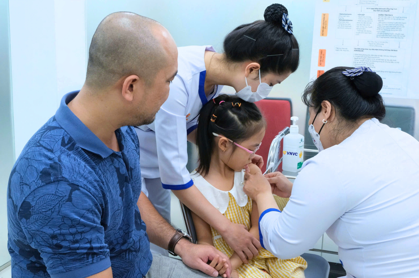 Những khách hàng đầu tiên tiêm vaccine mới phế cầu 23 tại VNVC Những khách hàng đầu tiên tiêm vaccine mới phế cầu 23 tại VNVC