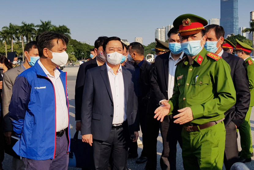 Phó Chủ tịch UBND TP Chử Xuân Dũng (giữa) nghe báo cáo về công tác đảm bảo an ninh cho trận Việt Nam gặp Nhật Bản từ Đại tá Nguyễn Hồng Ky - Phó Giám đốc CATP Hà Nội